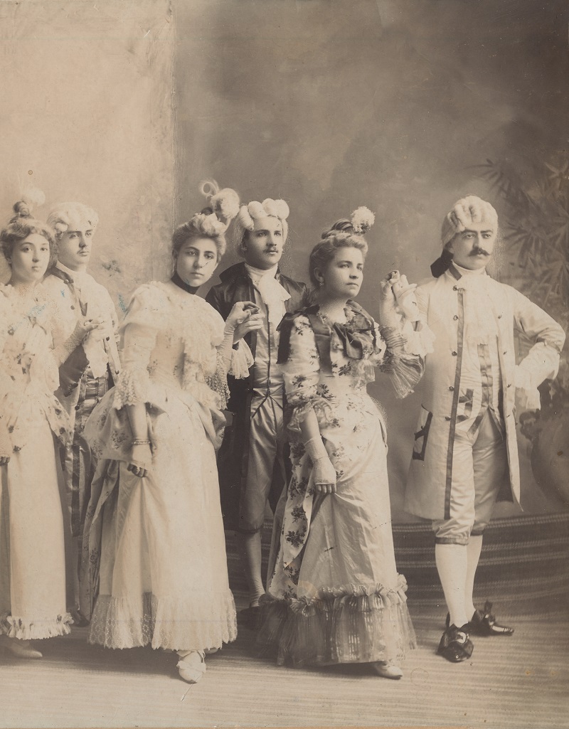 Fotógrafo no identicado, Grupo de personas disfrazadas, ca. 1900, CMECCM