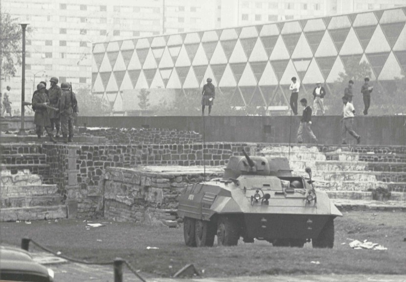 247 Tanqueta haciendo rondín Plaza Tres Culturas Tlatelolco