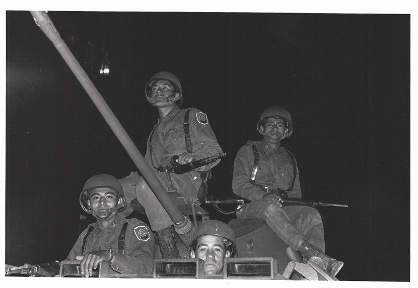 249 Militares tanque atentos toma fotográfica