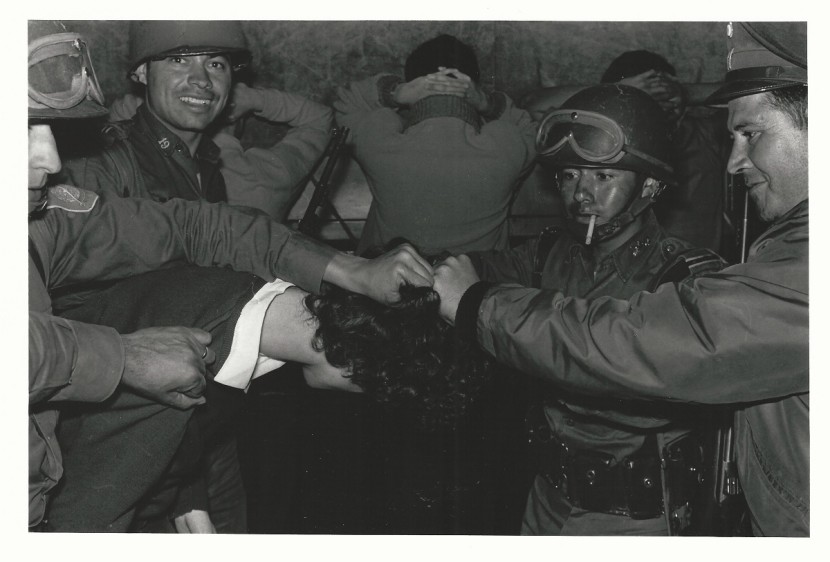 264 Militares sonrientes sometiendo estudiante