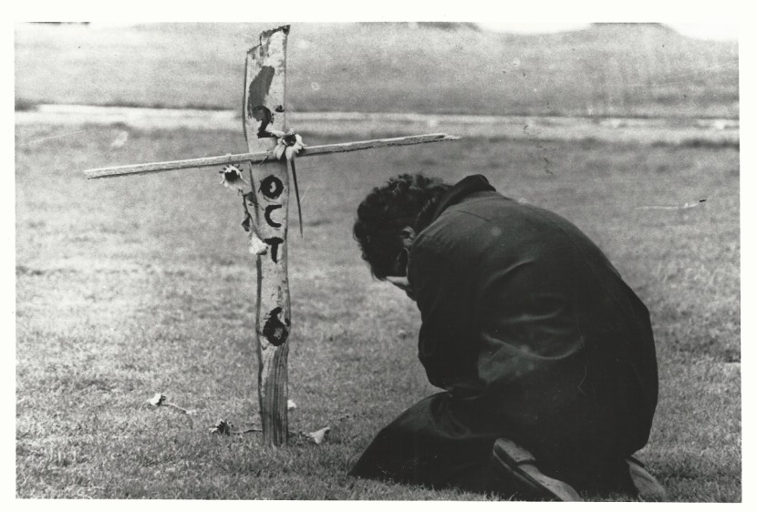 265 Persona arrodillada cruz funeraria inscrip 2 oct