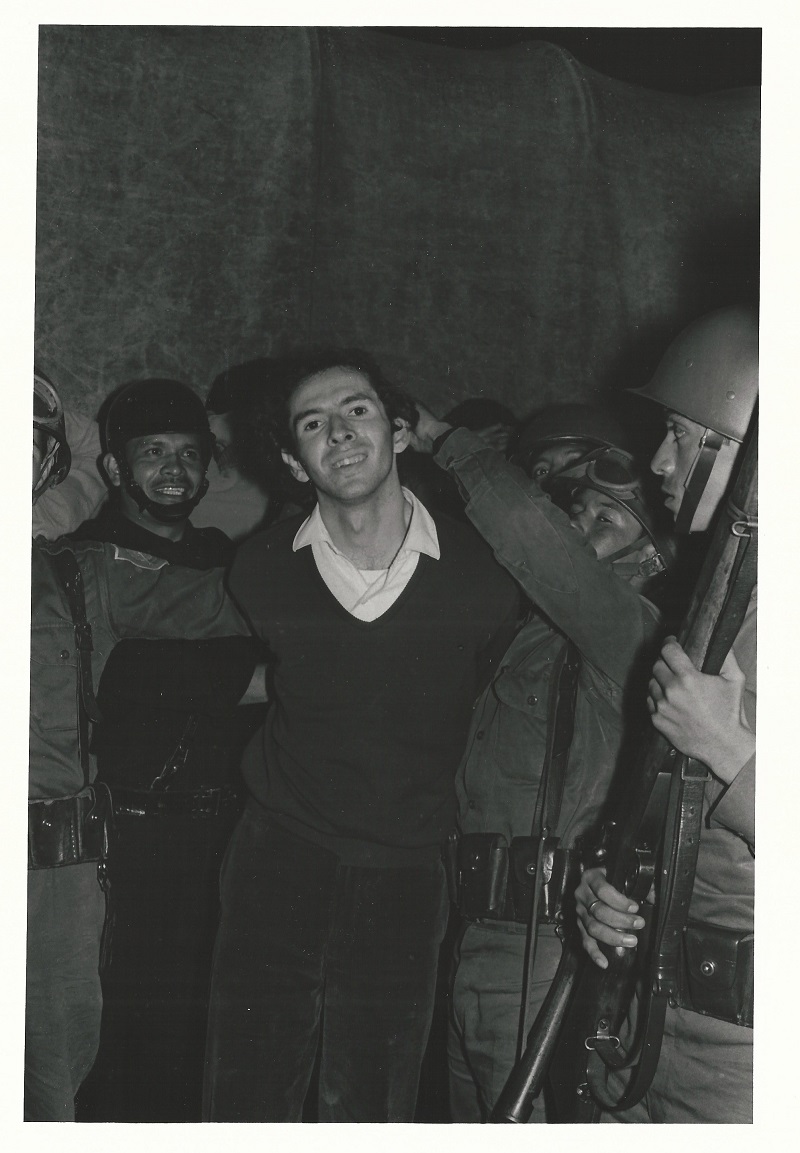 266 Estudiante detenido sonriendo cámara