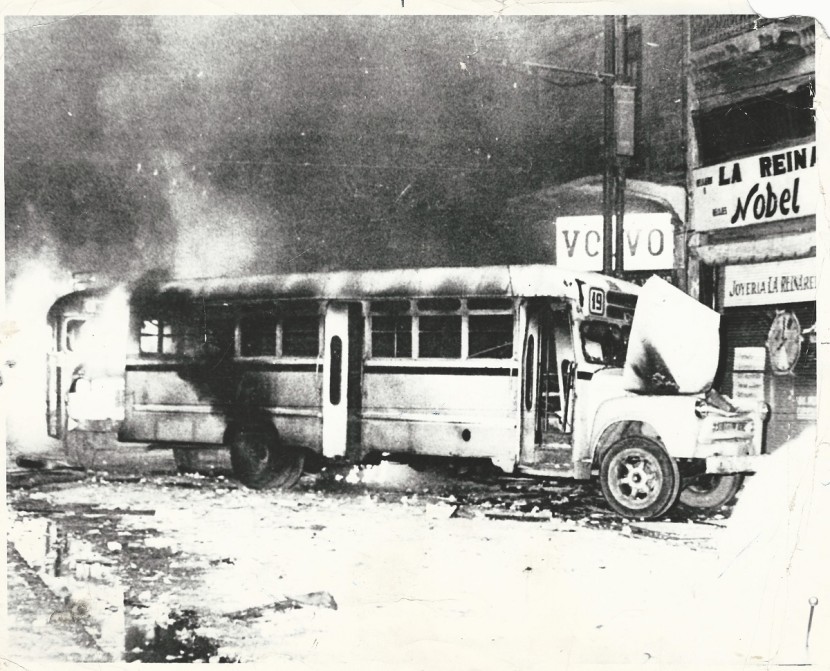 295 Autobús incendiándose en el centro histórico