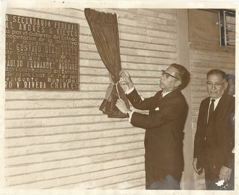 318 Díaz Ordaz develando placa inaugu Esc Secun Fed Andrés S Viesca 1 dic 66