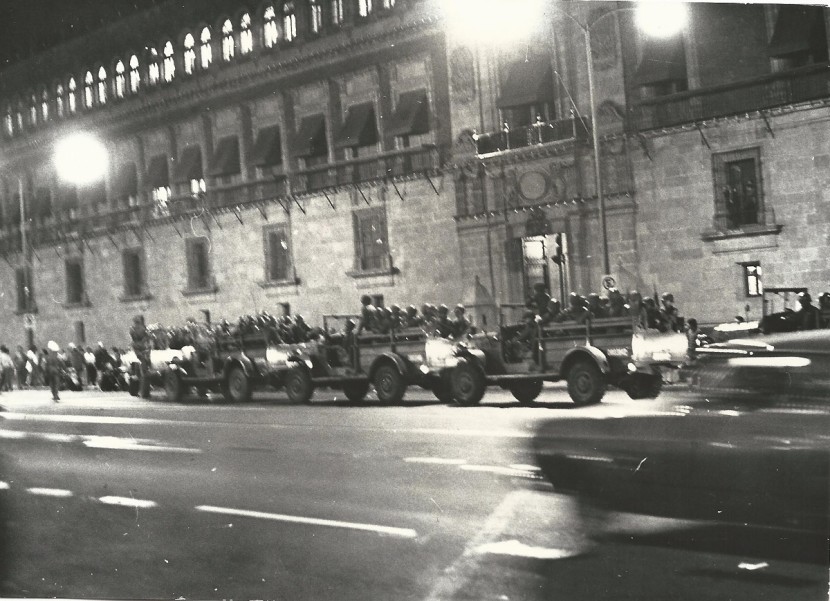 325 Camiones militares frente a Pal Nac 10 jun 71