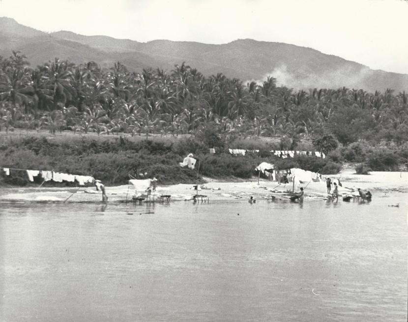 377 Playa con mujeres lavando ropa