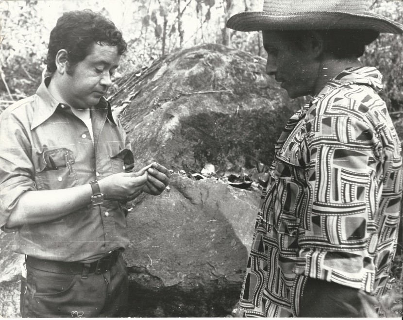 393 Hombres observando una bala